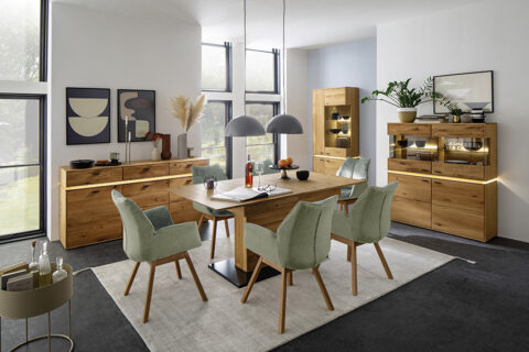 MODERNÍ DESIGN jídelního stolu Linea Natura vychází z kombinace masivního topu ze dřeva divokého dubu a nohy s ocelovou deskou. Cena 19 275 Kč. XXXLUTZ, www.xxxlutz.cz